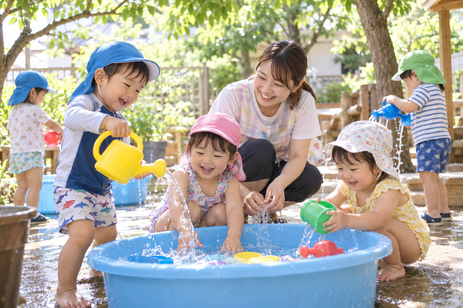 木陰の園庭で水遊びを楽しむ子どもたち